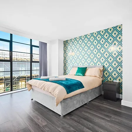 Luxury 2 Bedroom *